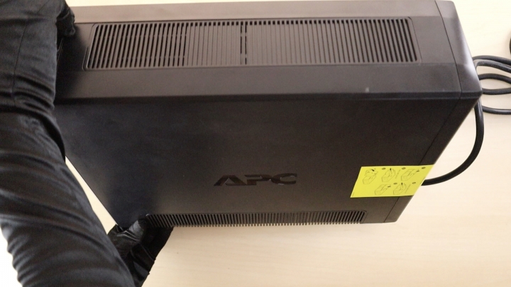 開箱 APC BR1500G-TW 在線互動式不斷電系統