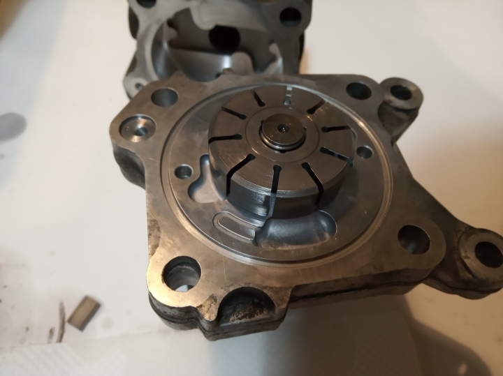 [老爺車整新] E36 動力方向機幫浦漏油整新記