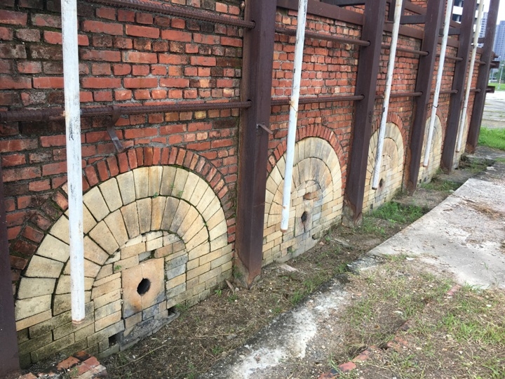 騎 單 車 ( 船 ) 遊 愛 河 、 嚐 美 食