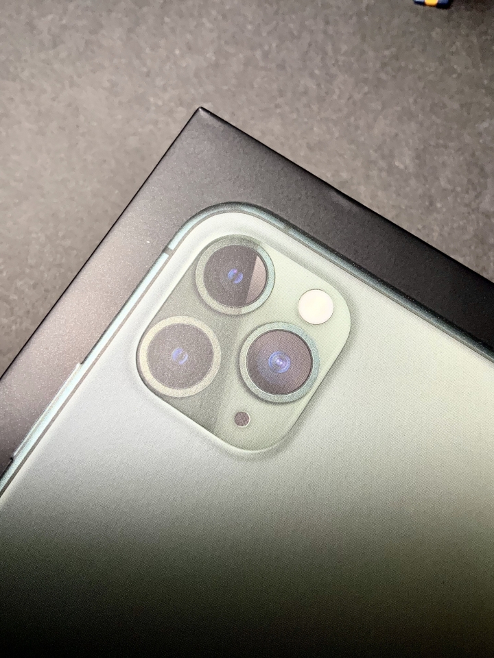 開箱 iPhone 11 Pro Max 夜幕綠首日開箱分享