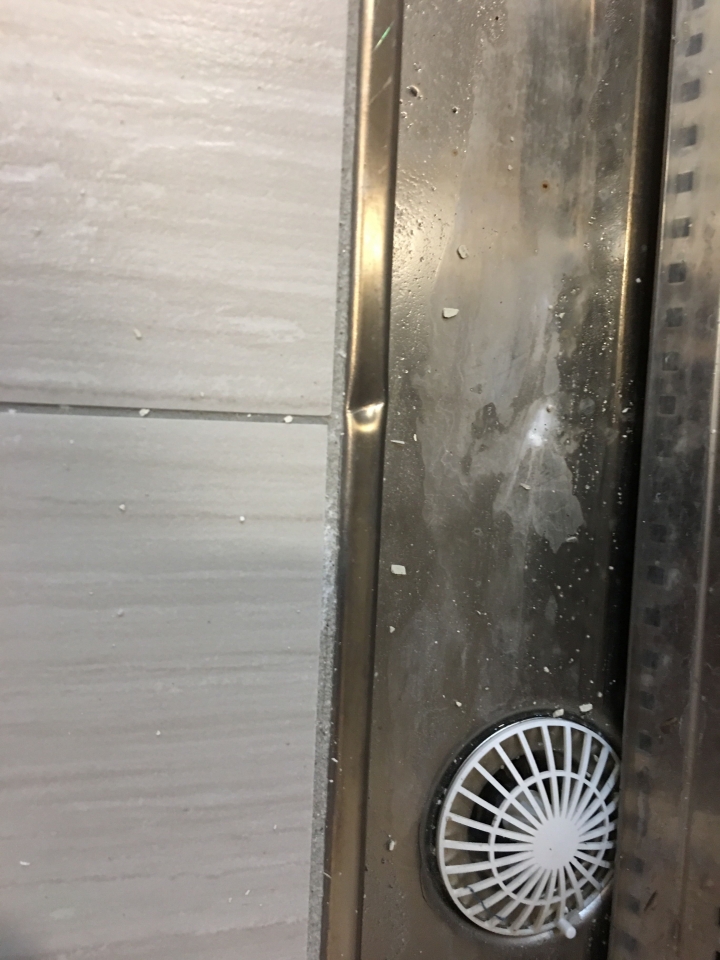 浴室排水孔鐵質邊框變形求解