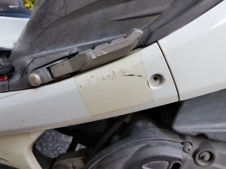[請協助提供行車紀錄器或攝影機錄影]台中治安怎麼了!!??機車停在機車格內遭破壞
