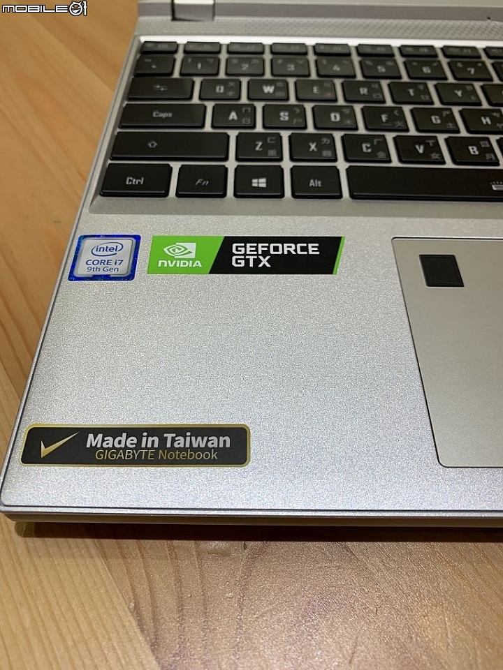 點我看大圖 <開箱> 淨白超美型 AERO 15S OLED 唯一 4K AMOLED Pantone 校色設計師專用筆電