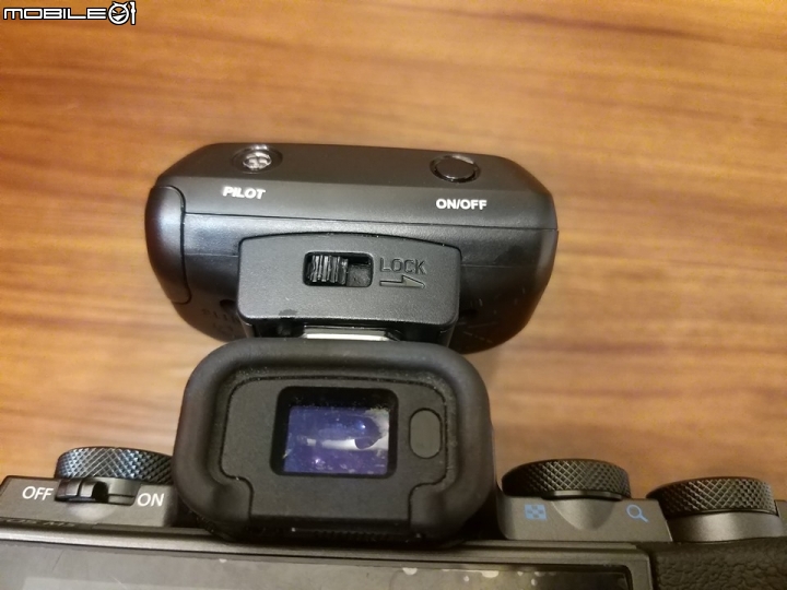 唯卓yj610 迷你閃光燈 卡死在canon m5 的熱靴上 求解?