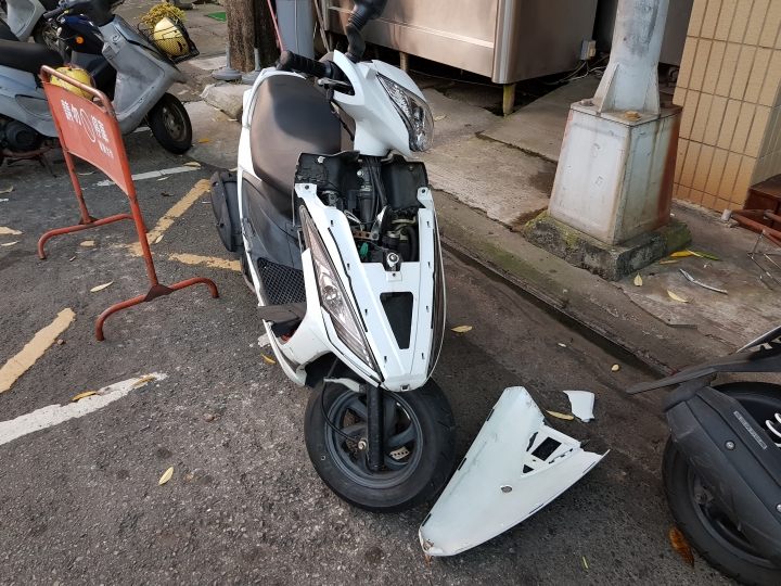[請協助提供行車紀錄器或攝影機錄影]台中治安怎麼了!!??機車停在機車格內遭破壞