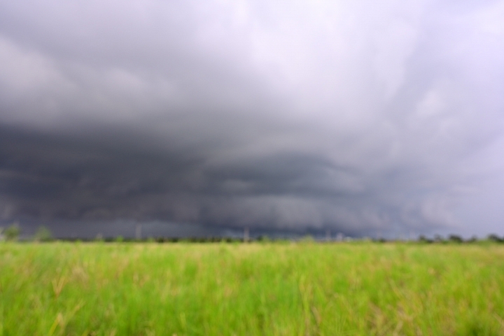 從阿里山晚霞雲海銀河日出，到以間隔定時拍攝南州雷雨風暴的醞釀過程。