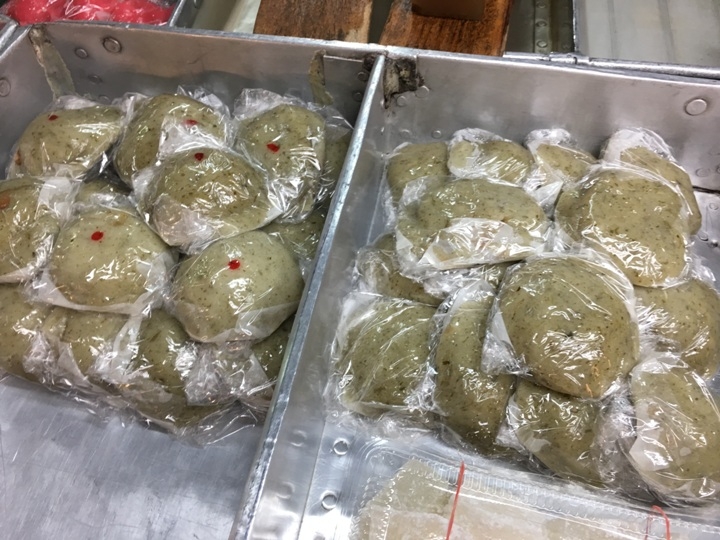 騎 單 車 ( 船 ) 遊 愛 河 、 嚐 美 食