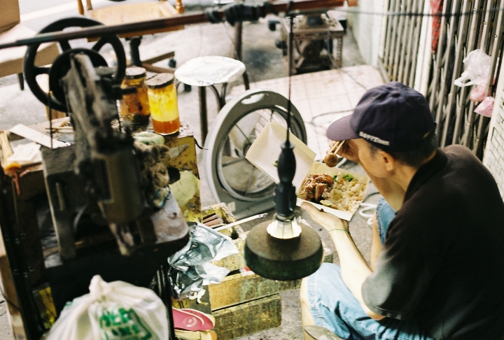[Canon EOS 300]黑輪知性之旅[Kodak 200][50mm]