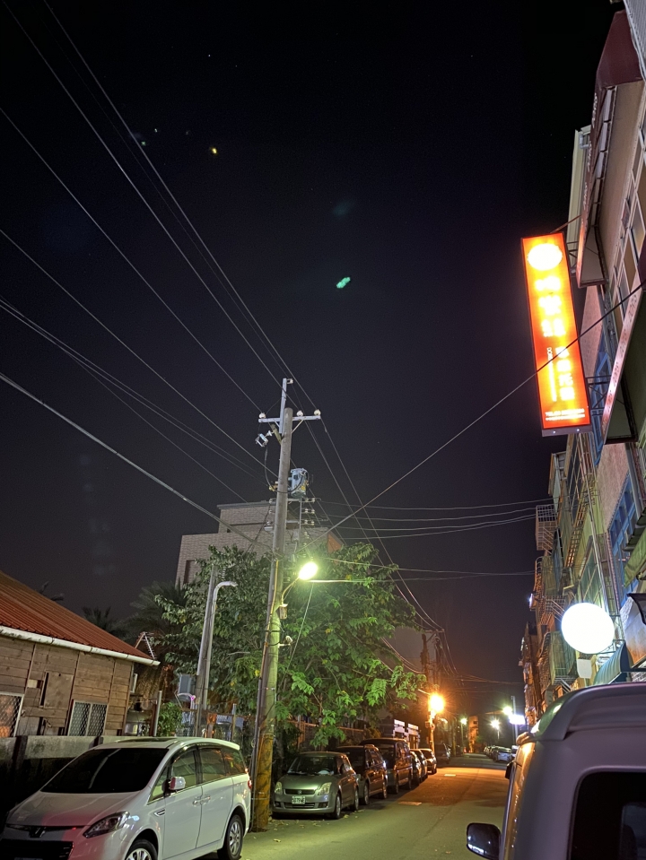 iPhone 11  128GB  為何都有照片中有一點一點的不明物體出現， 這要這麼處理，(有朋友回答專業的問題了）