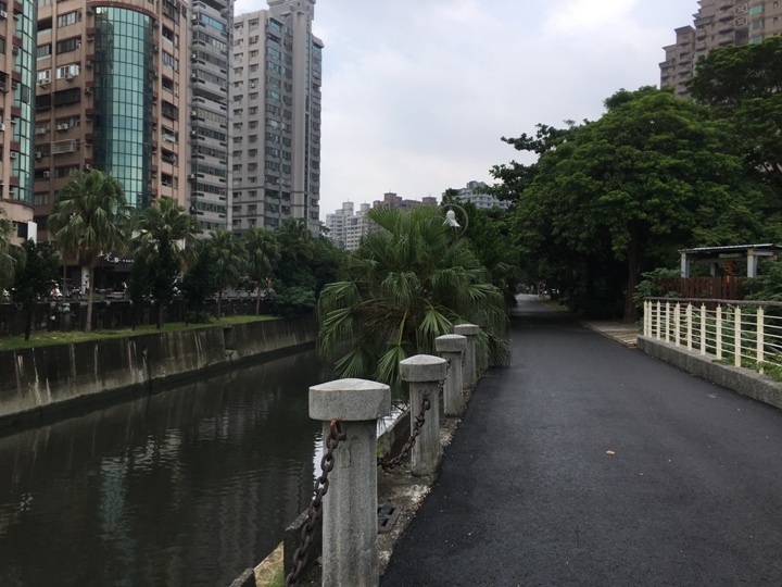 騎 單 車 ( 船 ) 遊 愛 河 、 嚐 美 食