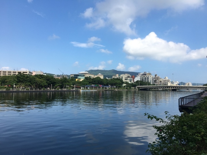 騎 單 車 ( 船 ) 遊 愛 河 、 嚐 美 食