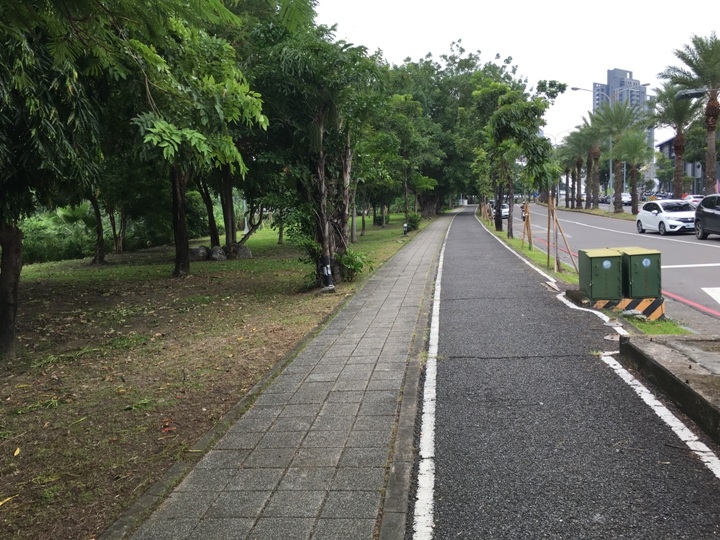 騎 單 車 ( 船 ) 遊 愛 河 、 嚐 美 食