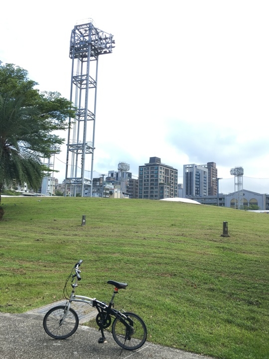 騎 單 車 ( 船 ) 遊 愛 河 、 嚐 美 食