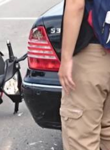 W220車禍車尾燈碎裂，請益維修價格