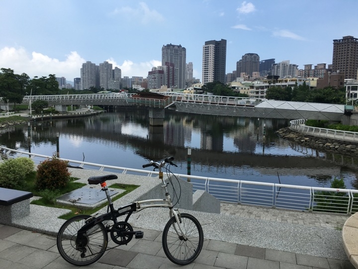 騎 單 車 ( 船 ) 遊 愛 河 、 嚐 美 食