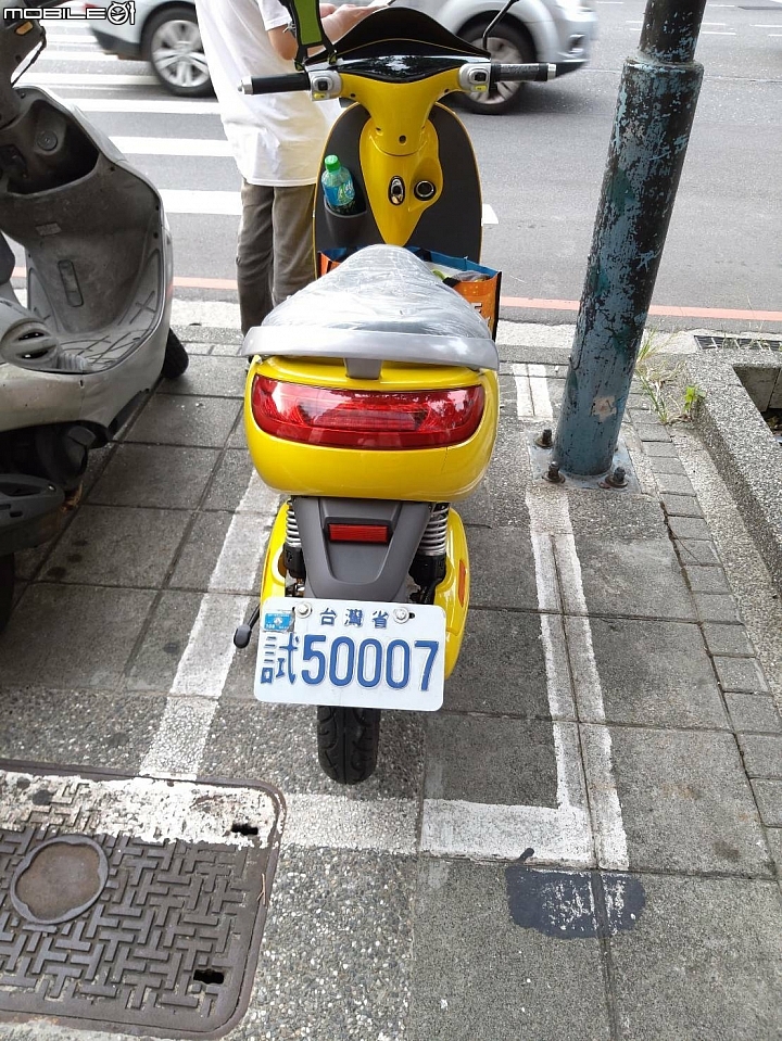 新車！！ 亮黃。