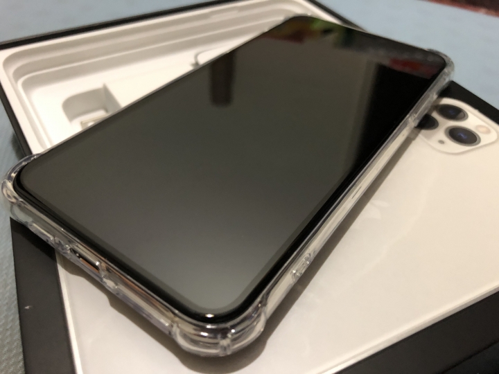 Apple iPhone 11 Pro Max 銀色 - 裝手機殼與保護貼
