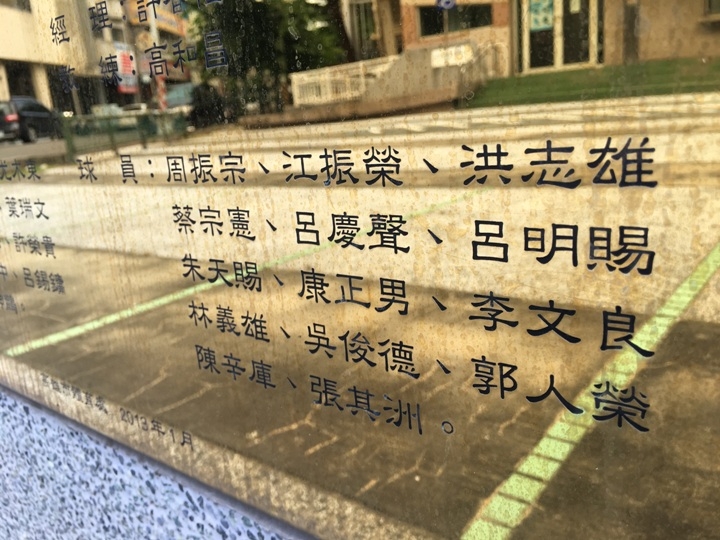 騎 單 車 ( 船 ) 遊 愛 河 、 嚐 美 食