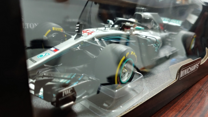 [開箱]MINICHAMPS 1/18 MERCEDES  W09   L.HAMILTON