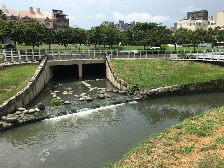 騎 單 車 ( 船 ) 遊 愛 河 、 嚐 美 食