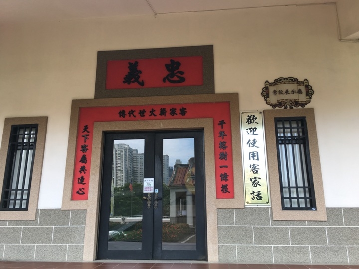 騎 單 車 ( 船 ) 遊 愛 河 、 嚐 美 食