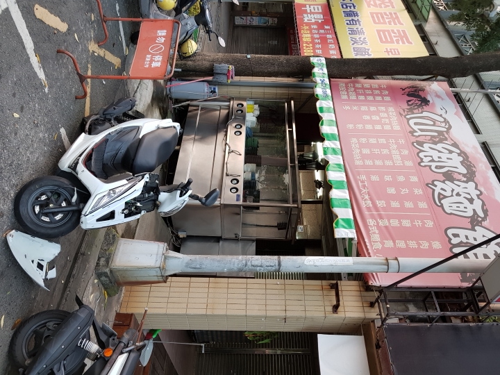[請協助提供行車紀錄器或攝影機錄影]台中治安怎麼了!!??機車停在機車格內遭破壞