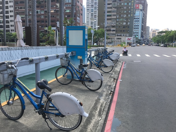 騎 單 車 ( 船 ) 遊 愛 河 、 嚐 美 食