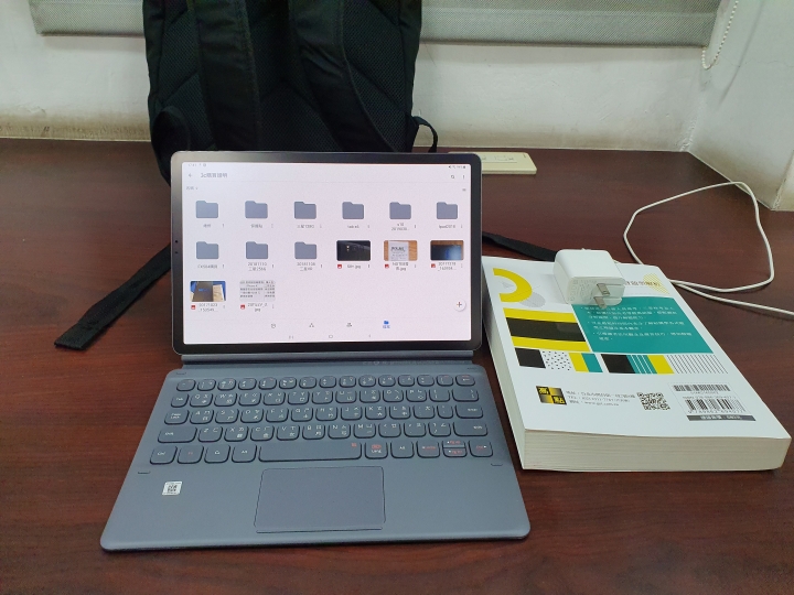 Samsung Galaxy Tab S6 霧岩灰 多圖開箱 內有與I pad pro 10.5簡單比對 無筆電大挑戰！《Samsung Galaxy Tab S6》讓你行動辦公好方便