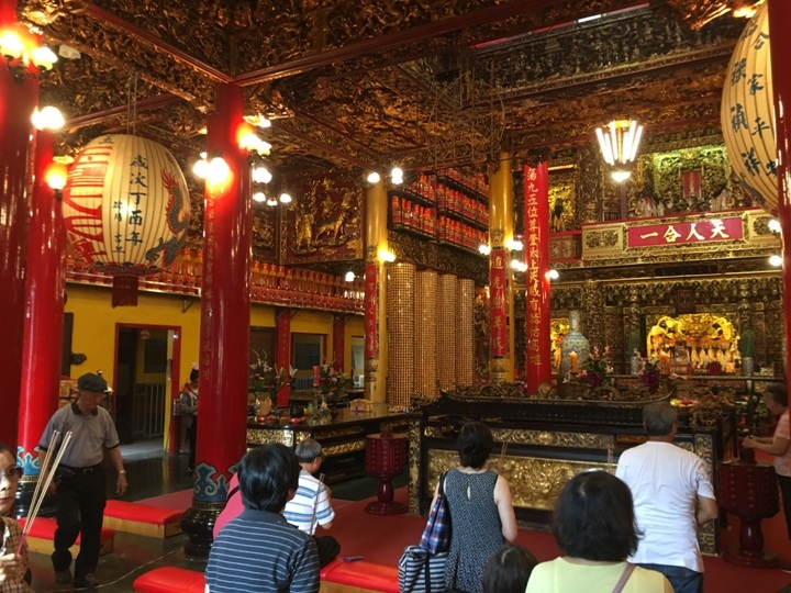 騎 單 車 ( 船 ) 遊 愛 河 、 嚐 美 食