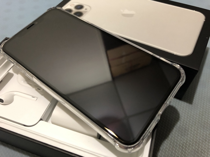 Apple iPhone 11 Pro Max 銀色 - 裝手機殼與保護貼