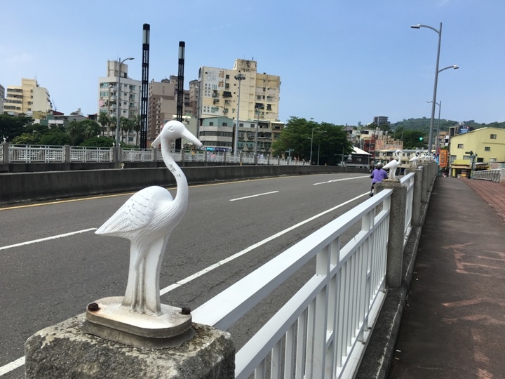 騎 單 車 ( 船 ) 遊 愛 河 、 嚐 美 食