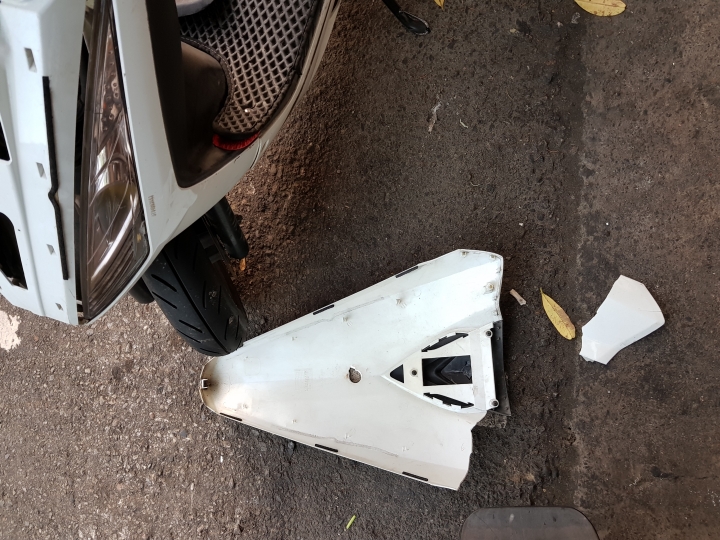 [請協助提供行車紀錄器或攝影機錄影]台中治安怎麼了!!??機車停在機車格內遭破壞
