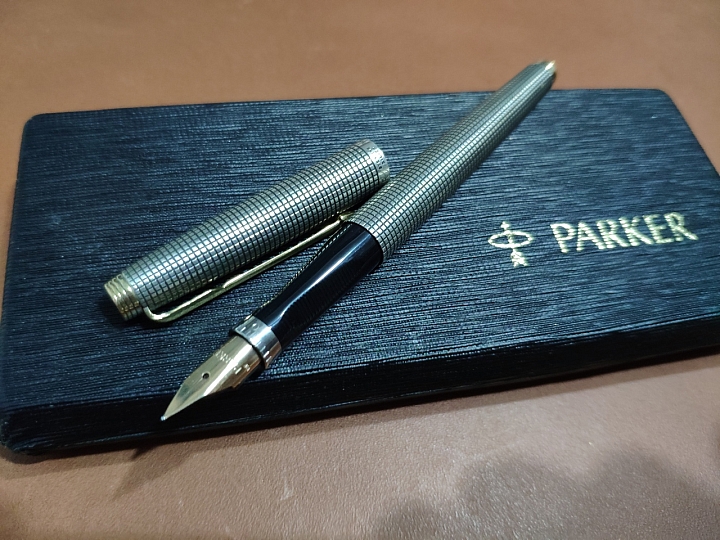 點我看大圖 頂級的工藝,時代的眼淚! Parker 75 銀格,純銀桿鋼筆開箱!