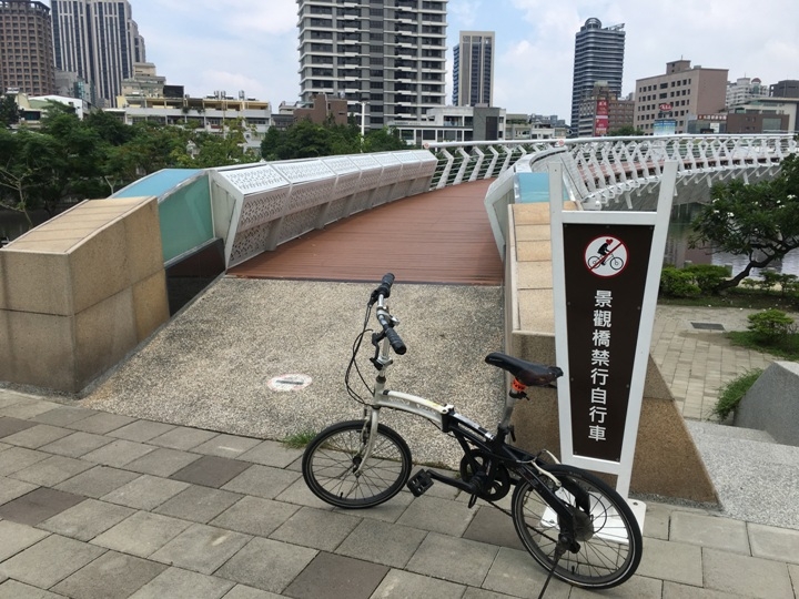 騎 單 車 ( 船 ) 遊 愛 河 、 嚐 美 食