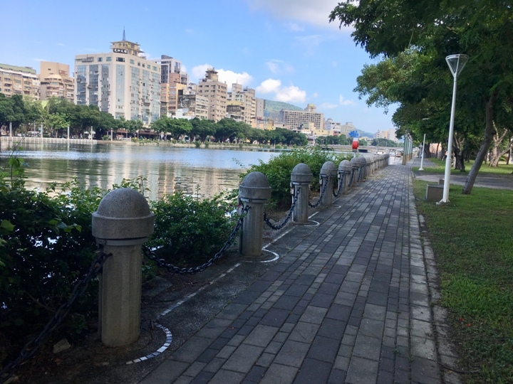 騎 單 車 ( 船 ) 遊 愛 河 、 嚐 美 食