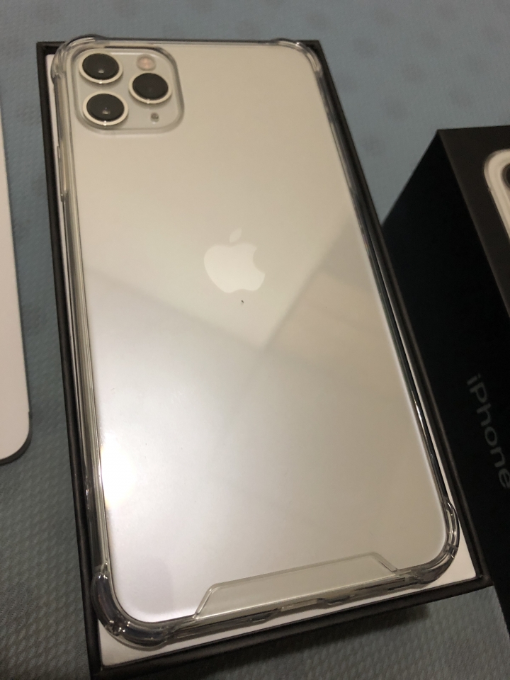 Apple iPhone 11 Pro Max 銀色 - 裝手機殼與保護貼