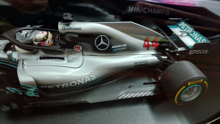 [開箱]MINICHAMPS 1/18 MERCEDES  W09   L.HAMILTON