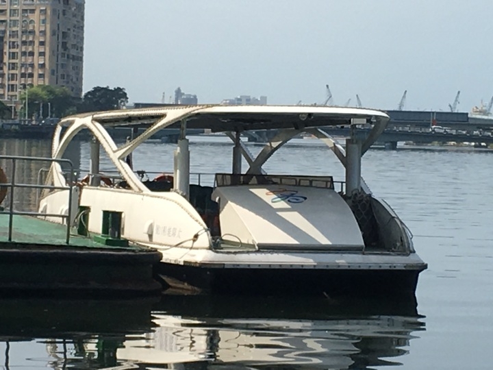 騎 單 車 ( 船 ) 遊 愛 河 、 嚐 美 食