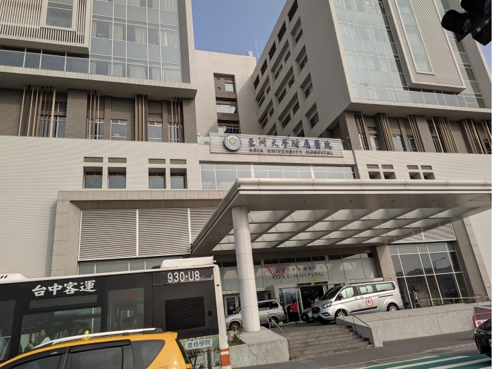 瀟灑的提起背包，Eric的機車探旅。