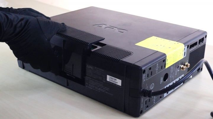 開箱 APC BR1500G-TW 在線互動式不斷電系統