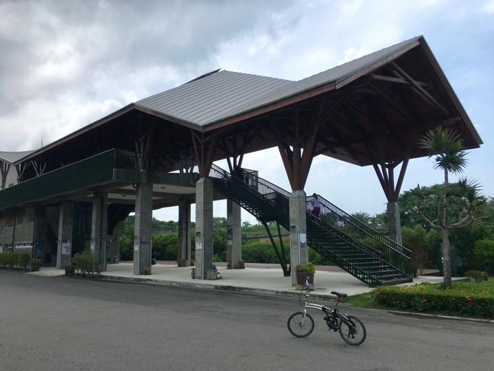 騎 單 車 ( 船 ) 遊 愛 河 、 嚐 美 食