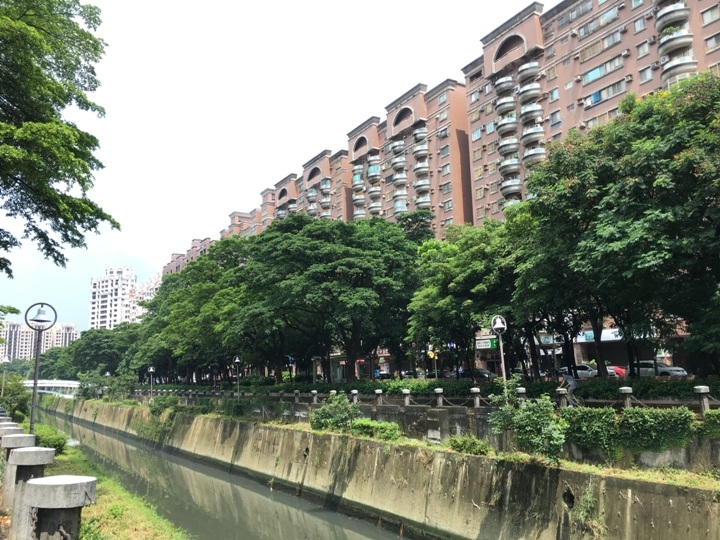 騎 單 車 ( 船 ) 遊 愛 河 、 嚐 美 食