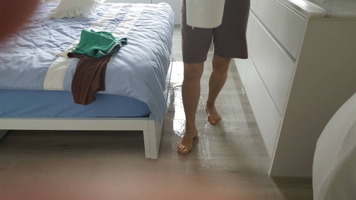 2樓陽台湧泉,木地板全泡湯啦~