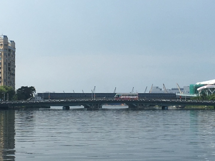 騎 單 車 ( 船 ) 遊 愛 河 、 嚐 美 食