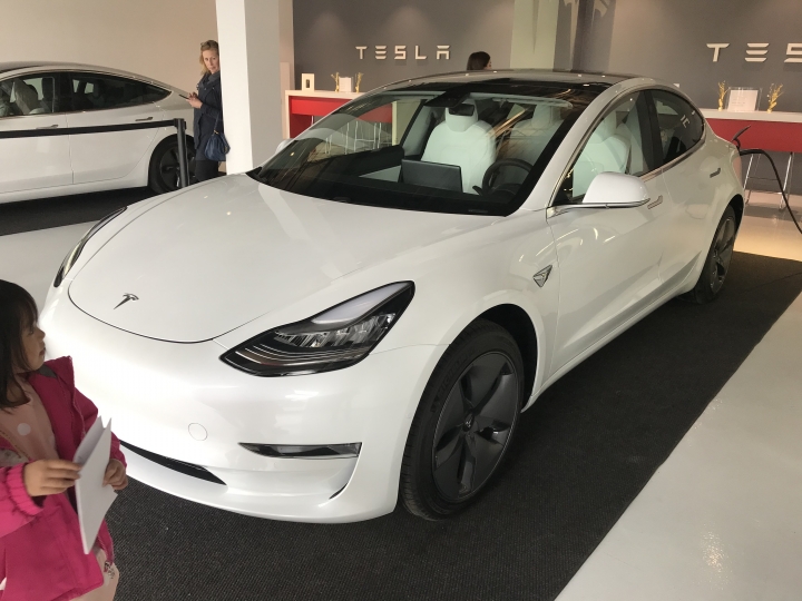 Tesla Model 3 開箱