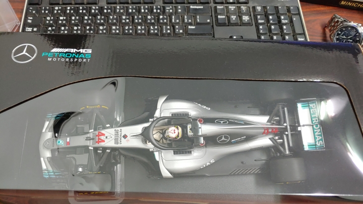 [開箱]MINICHAMPS 1/18 MERCEDES  W09   L.HAMILTON