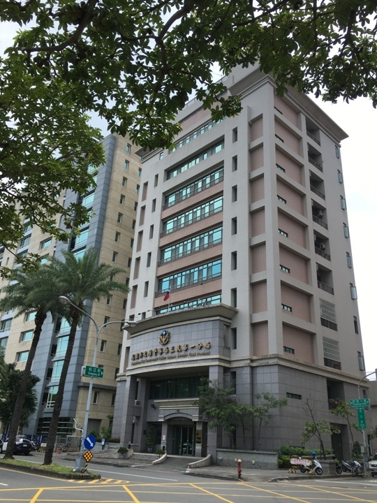 騎 單 車 ( 船 ) 遊 愛 河 、 嚐 美 食