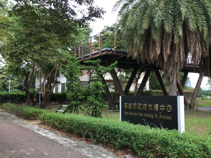 騎 單 車 ( 船 ) 遊 愛 河 、 嚐 美 食