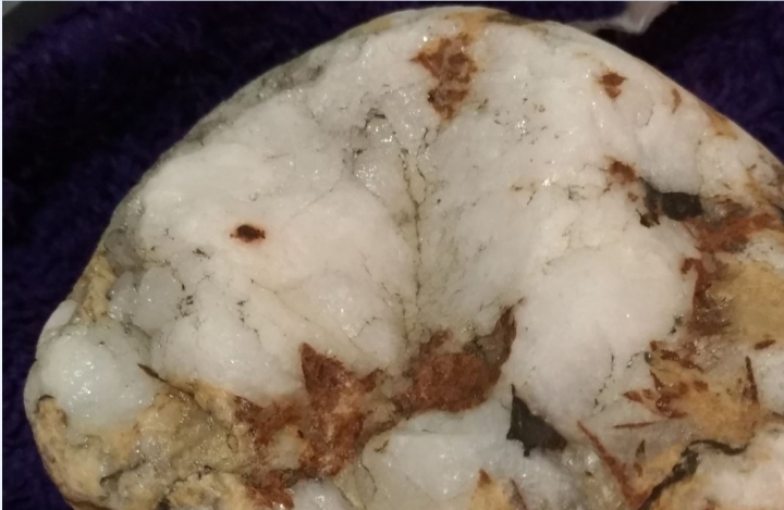 石頭? 石英? 玉石??