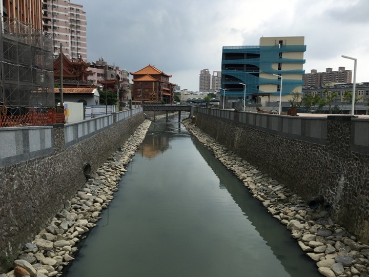 騎 單 車 ( 船 ) 遊 愛 河 、 嚐 美 食
